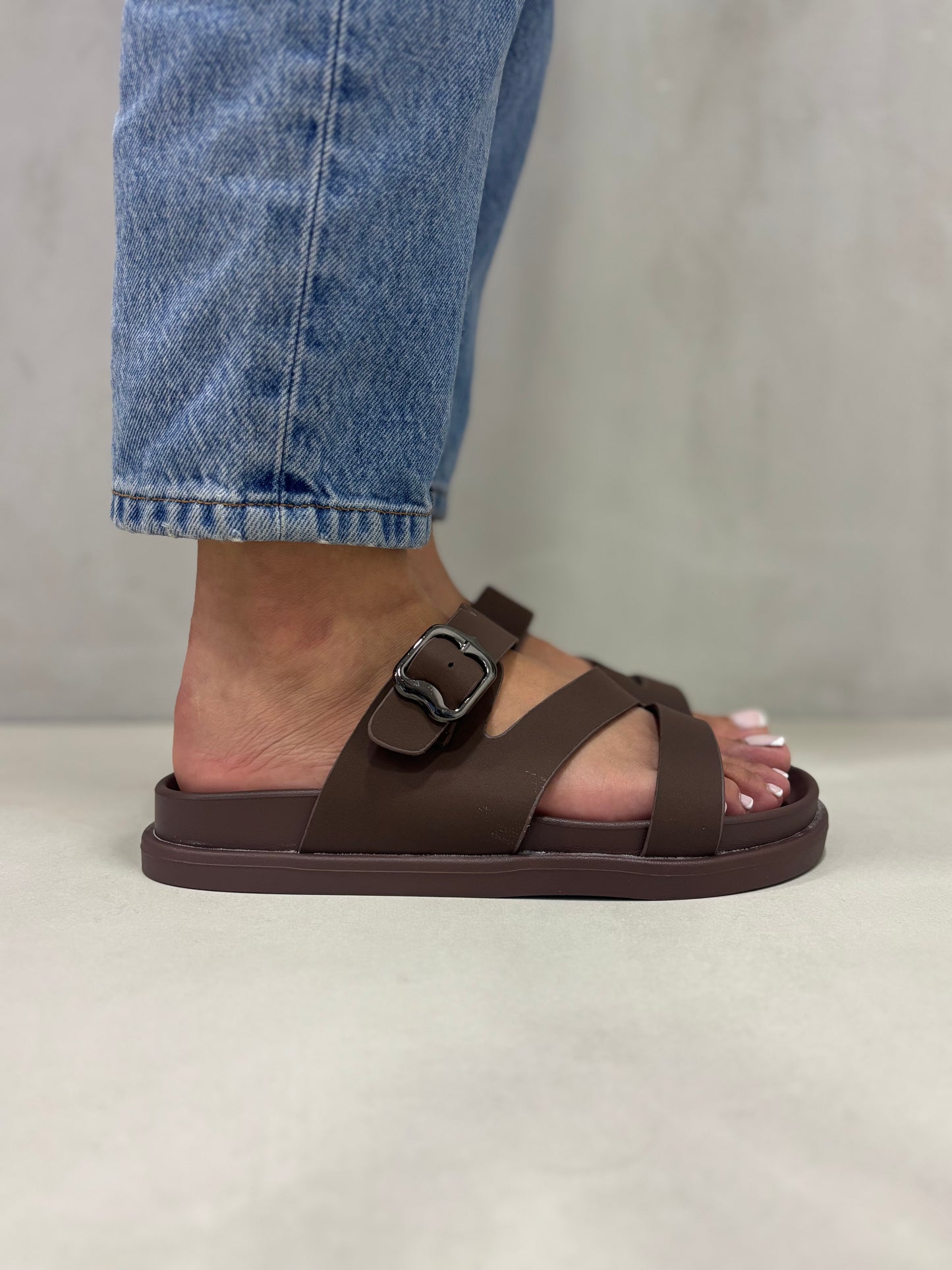 14473 – Sandalias Marrón con Hebilla Oscura y Diseño Cruzado