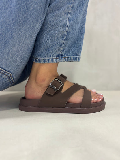 14473 – Sandalias Marrón con Hebilla Oscura y Diseño Cruzado