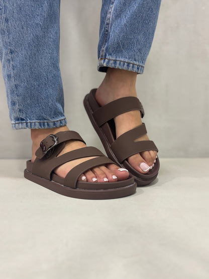 14473 – Sandalias Marrón con Hebilla Oscura y Diseño Cruzado