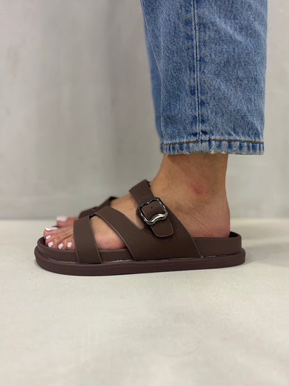 14473 – Sandalias Marrón con Hebilla Oscura y Diseño Cruzado