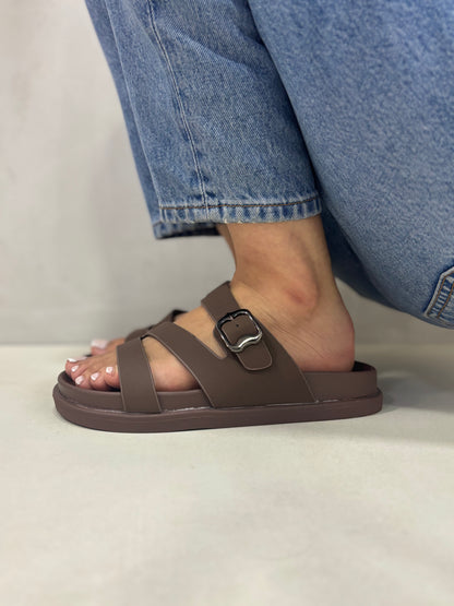 14473 – Sandalias Marrón con Hebilla Oscura y Diseño Cruzado