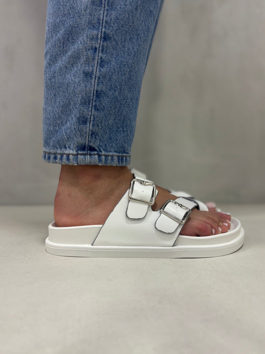 14495 – Sandalias Blancas con Hebillas Metálicas y Suela Ergonómica