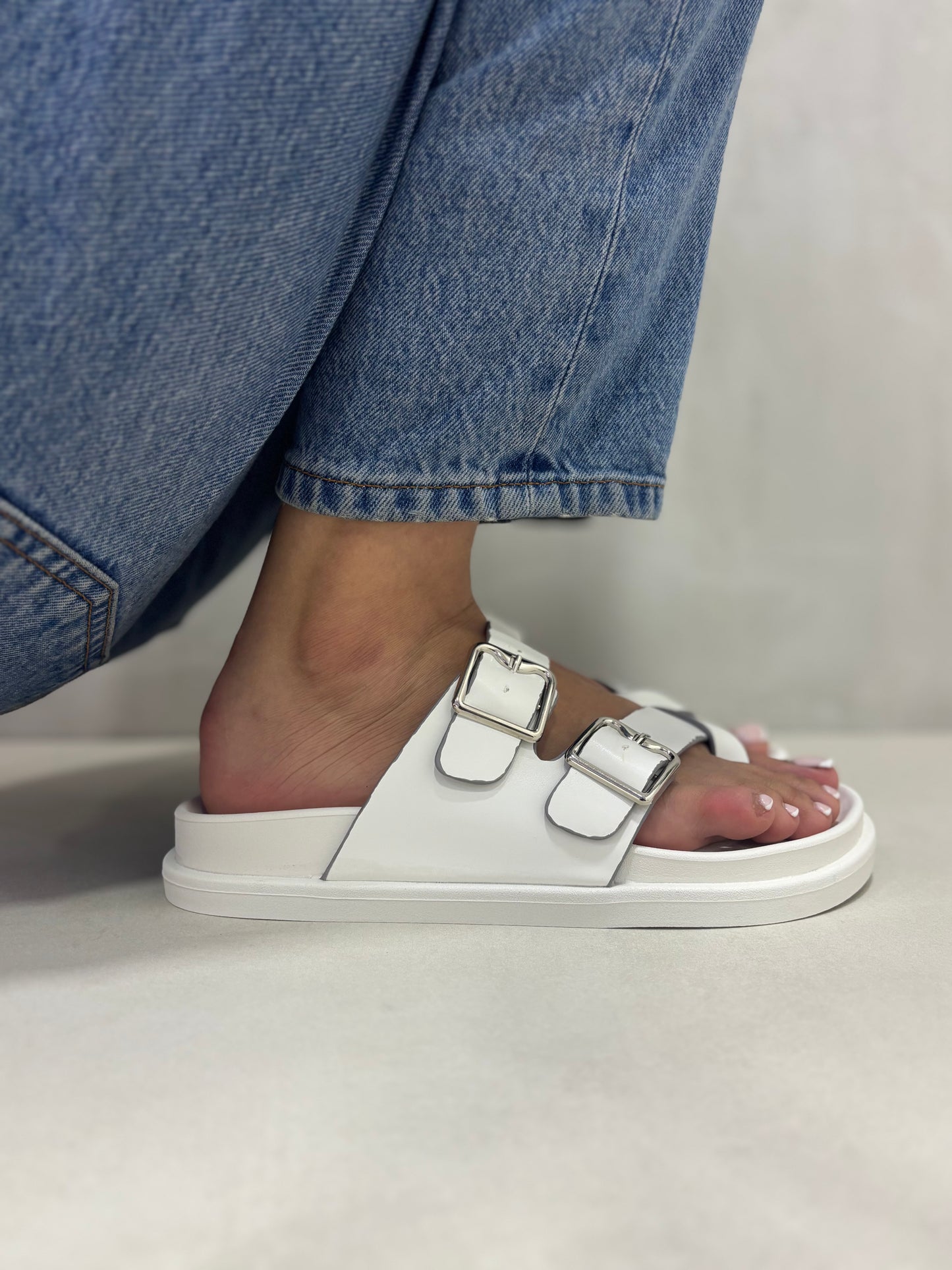 14495 – Sandalias Blancas con Hebillas Metálicas y Suela Ergonómica