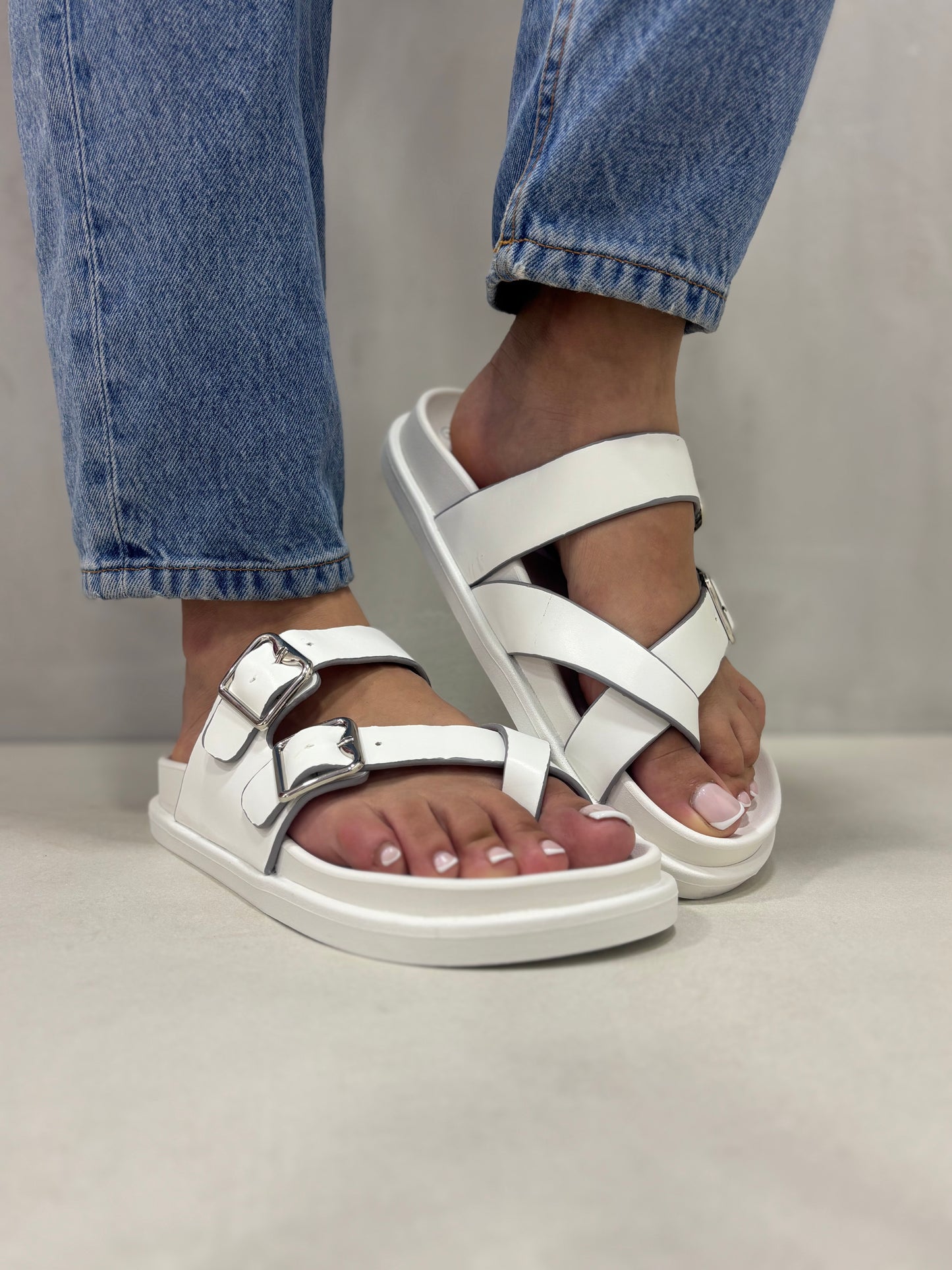 14495 – Sandalias Blancas con Hebillas Metálicas y Suela Ergonómica