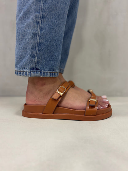 14485 – Sandalias Camel con Doble Hebilla y Suela Ergonómica