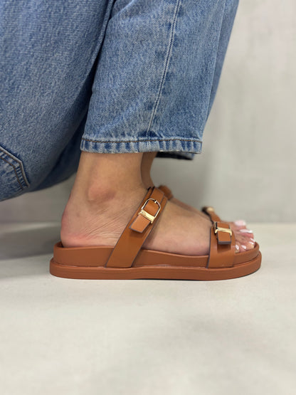 14485 – Sandalias Camel con Doble Hebilla y Suela Ergonómica