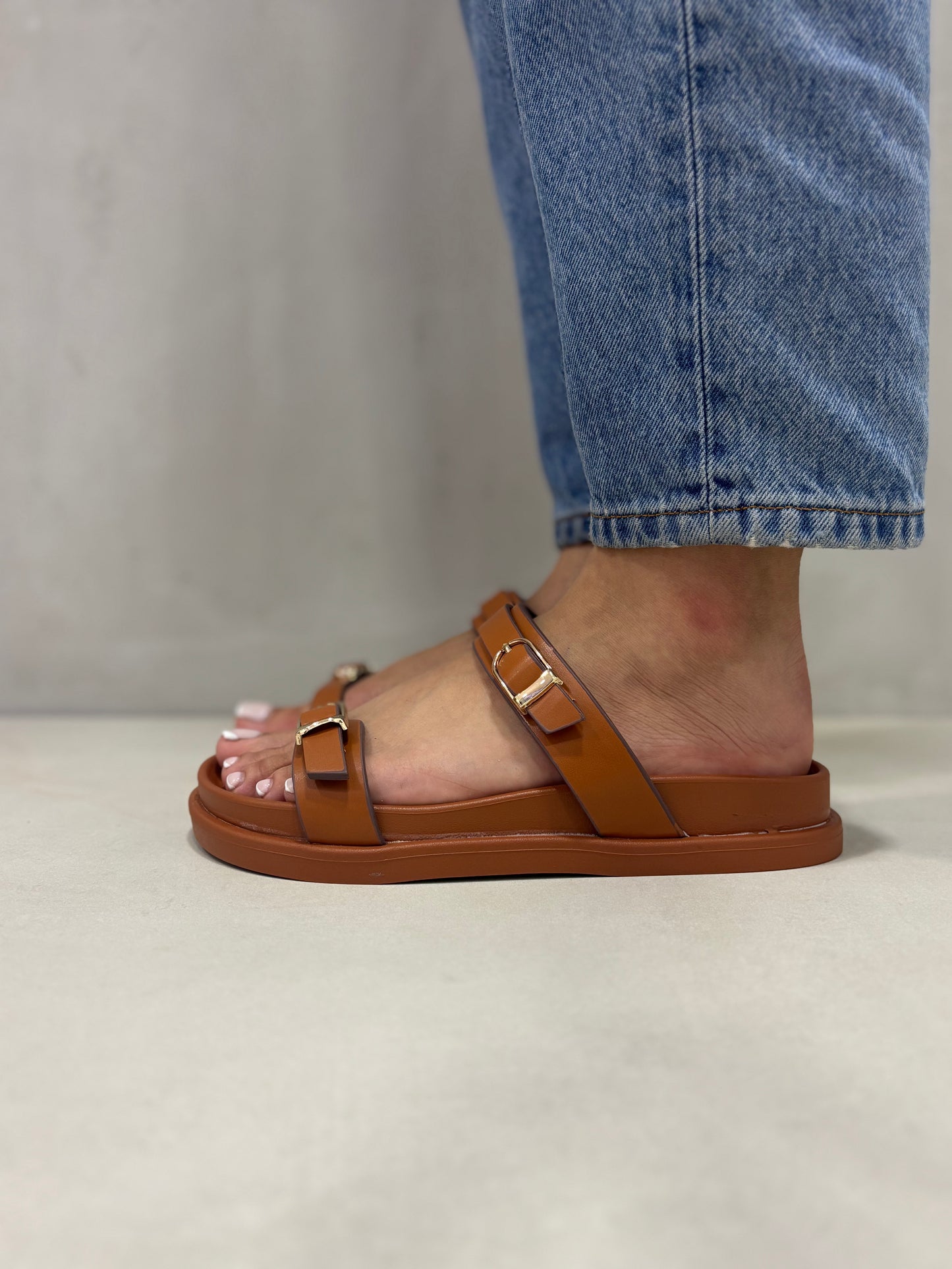 14485 – Sandalias Camel con Doble Hebilla y Suela Ergonómica