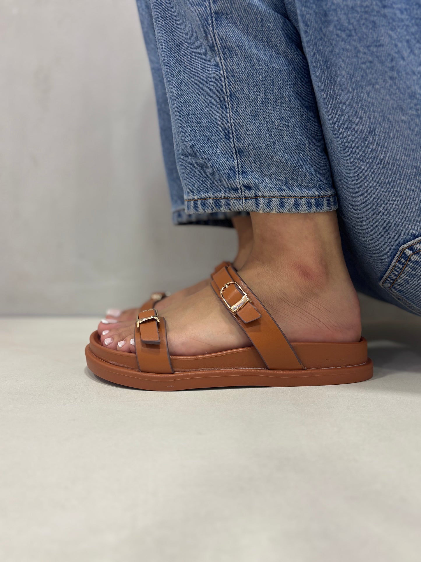 14485 – Sandalias Camel con Doble Hebilla y Suela Ergonómica