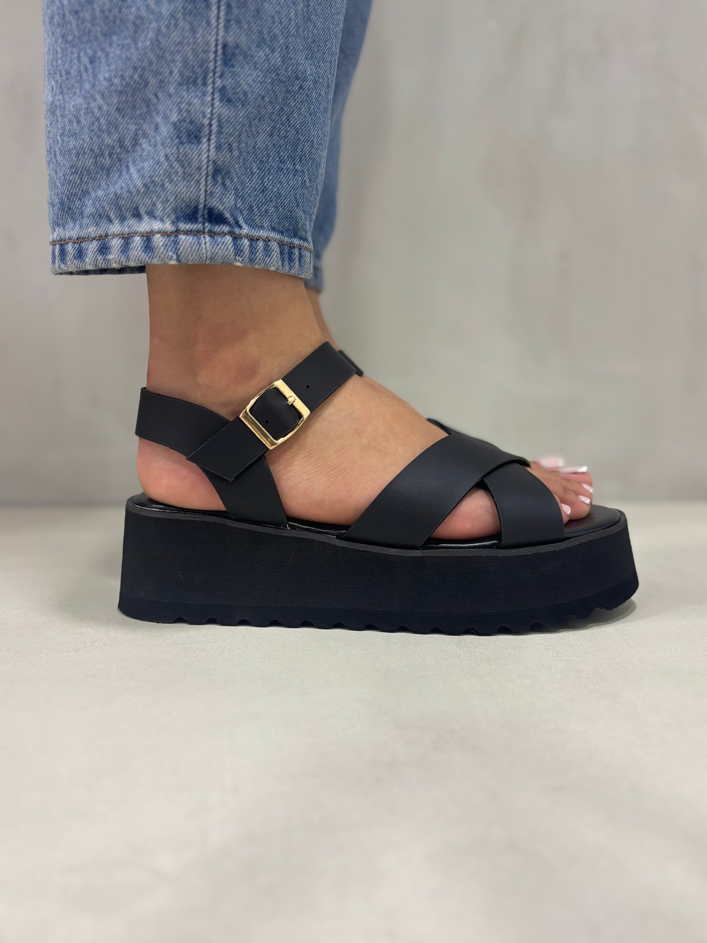 14266 – Sandalias Negras con Plataforma y Cruces en el Empeine