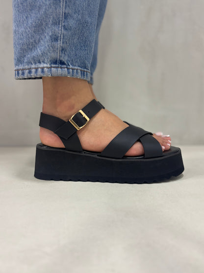 14266 – Sandalias Negras con Plataforma y Cruces en el Empeine