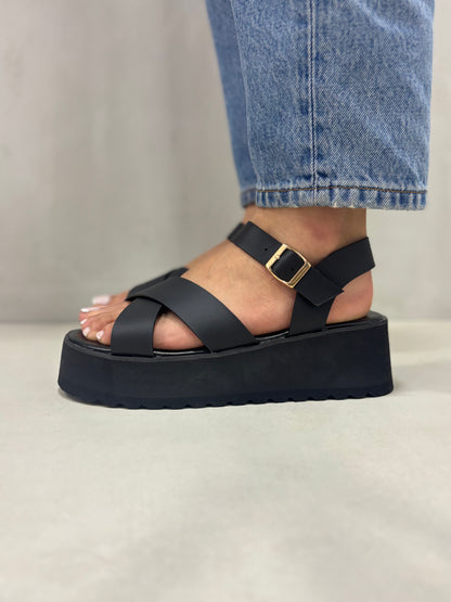 14266 – Sandalias Negras con Plataforma y Cruces en el Empeine