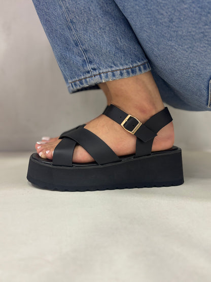 14266 – Sandalias Negras con Plataforma y Cruces en el Empeine
