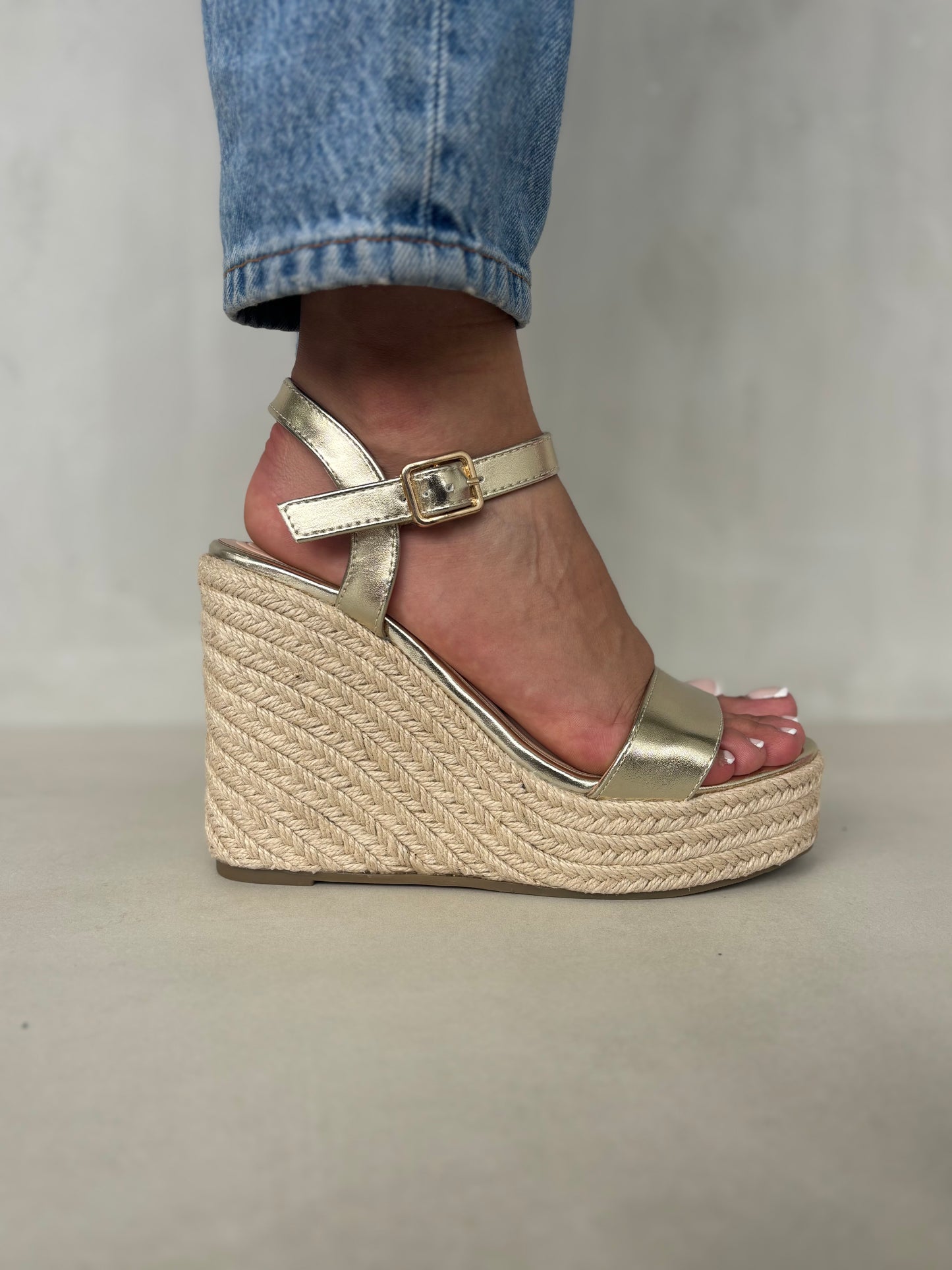 14322 – Sandalias doradas con plataforma tipo yute para dama