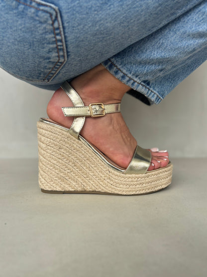 14322 – Sandalias doradas con plataforma tipo yute para dama