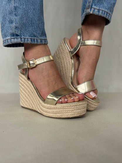 14322 – Sandalias doradas con plataforma tipo yute para dama