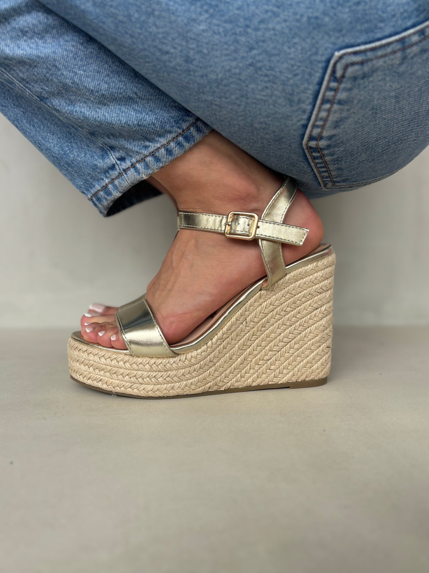 14322 – Sandalias doradas con plataforma tipo yute para dama