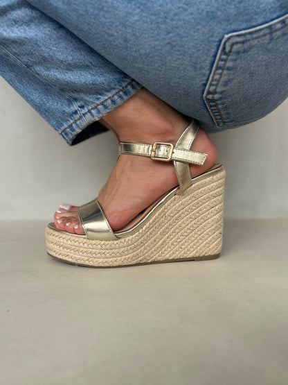 14322 – Sandalias doradas con plataforma tipo yute para dama
