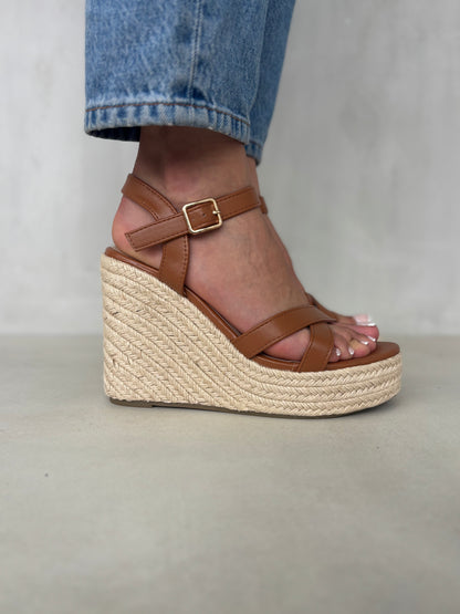 14321 – Sandalias color tan con plataforma tipo yute para dama