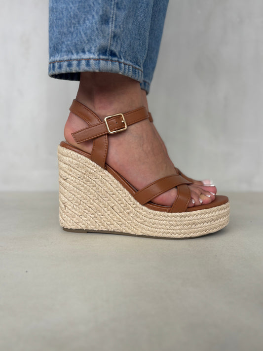 14321 – Sandalias color tan con plataforma tipo yute para dama