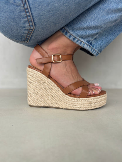14321 – Sandalias color tan con plataforma tipo yute para dama
