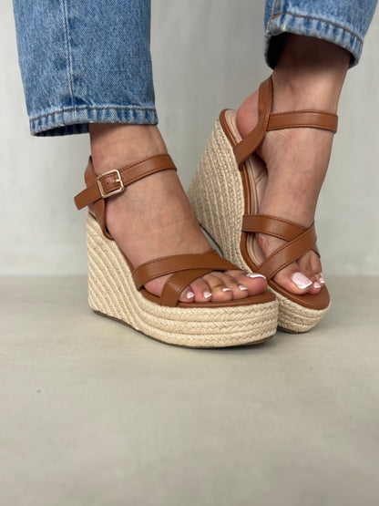 14321 – Sandalias color tan con plataforma tipo yute para dama