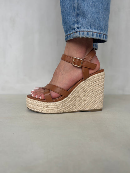 14321 – Sandalias color tan con plataforma tipo yute para dama