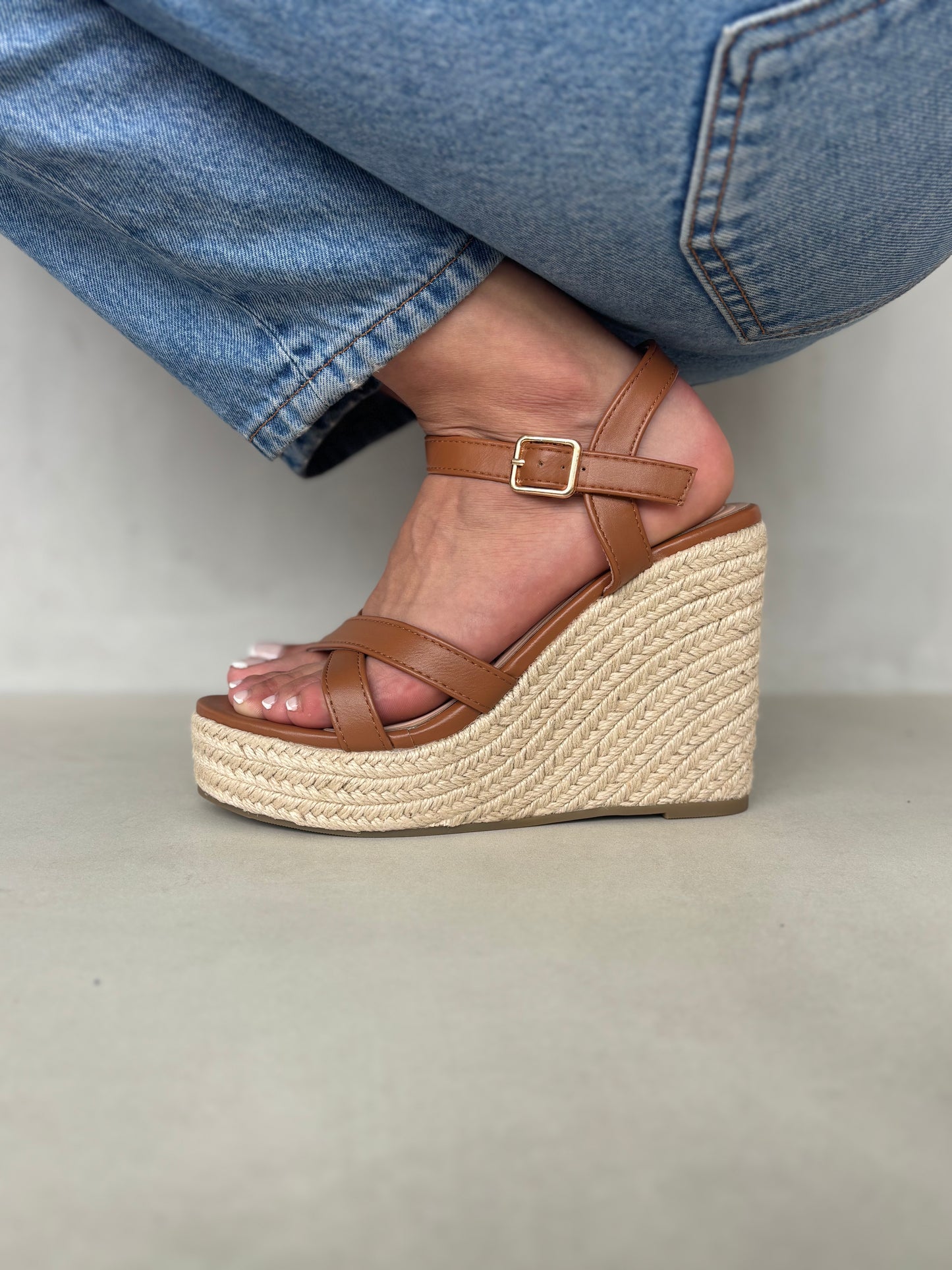 14321 – Sandalias color tan con plataforma tipo yute para dama