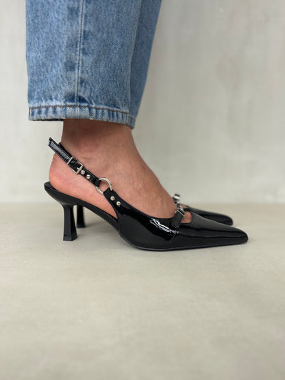 14427 – Tacones Negros de Charol con Hebillas y Punta Fina