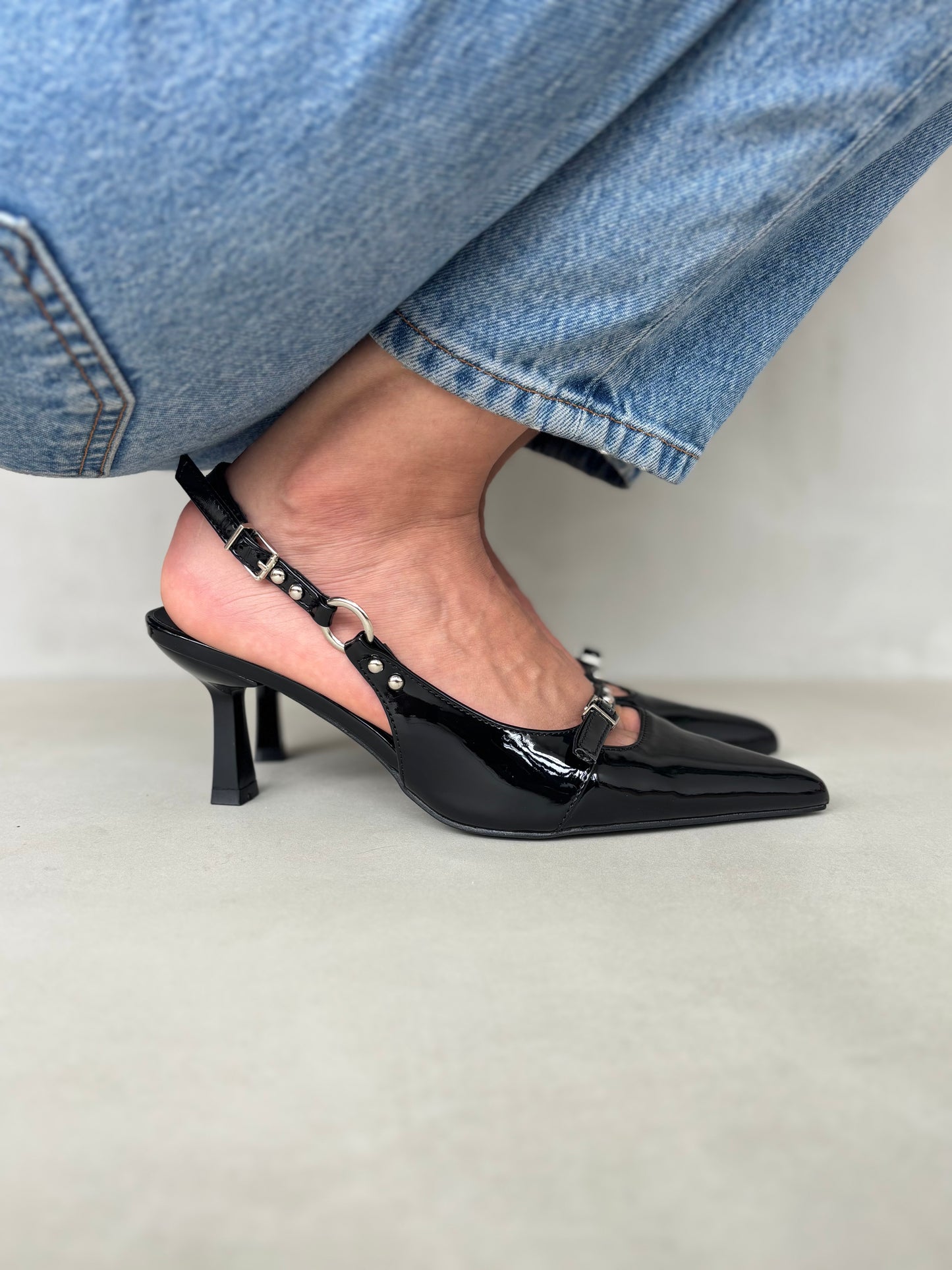 14427 – Tacones Negros de Charol con Hebillas y Punta Fina