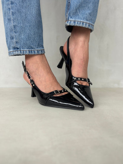 14427 – Tacones Negros de Charol con Hebillas y Punta Fina