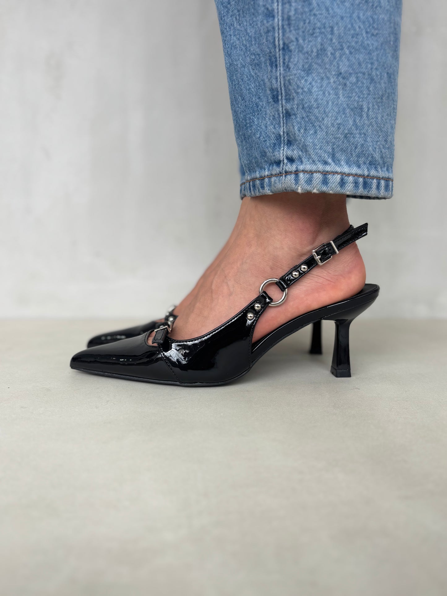 14427 – Tacones Negros de Charol con Hebillas y Punta Fina