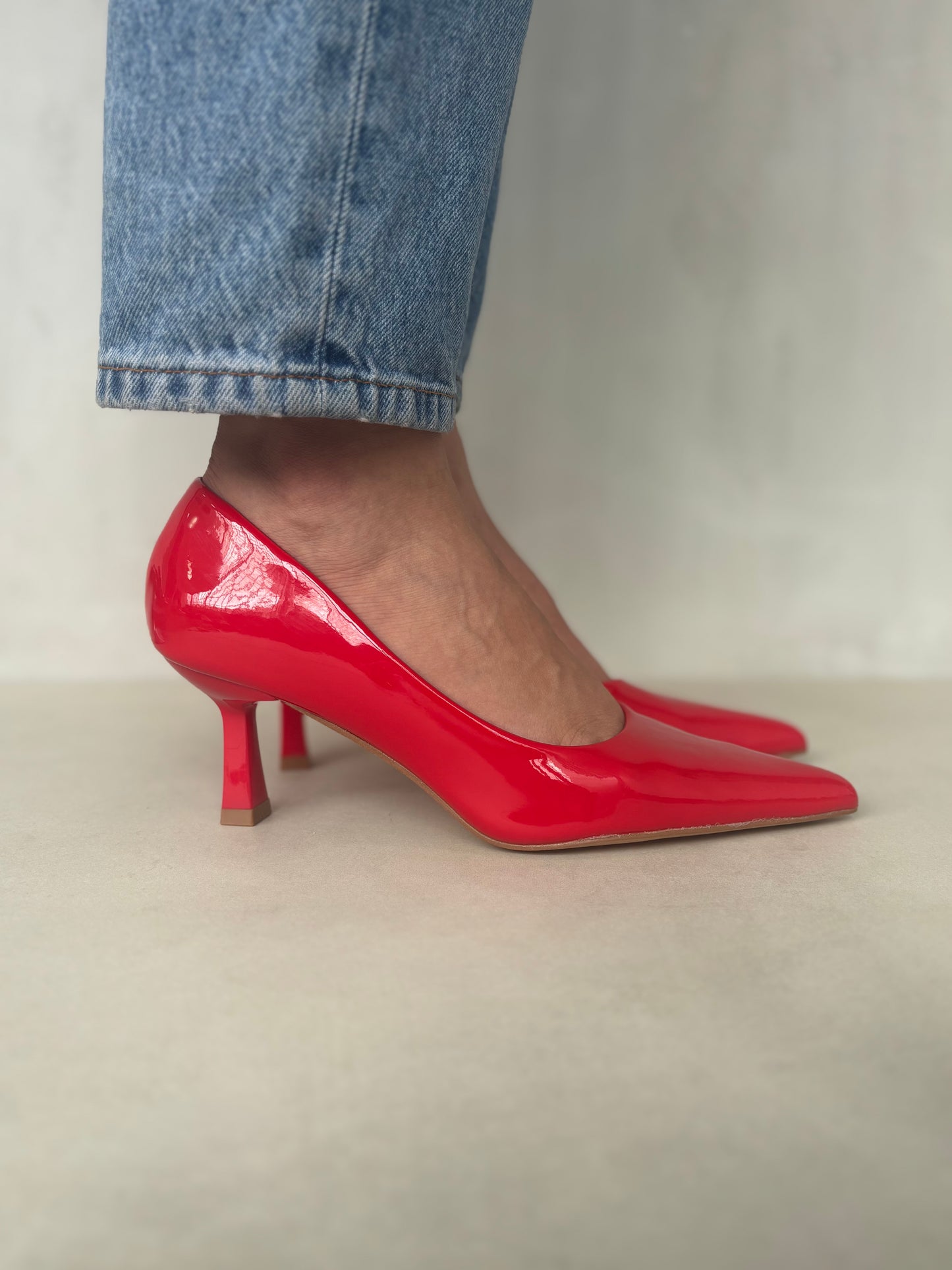 14425 – Zapatos de Tacón Rojos en Charol con Punta Fina