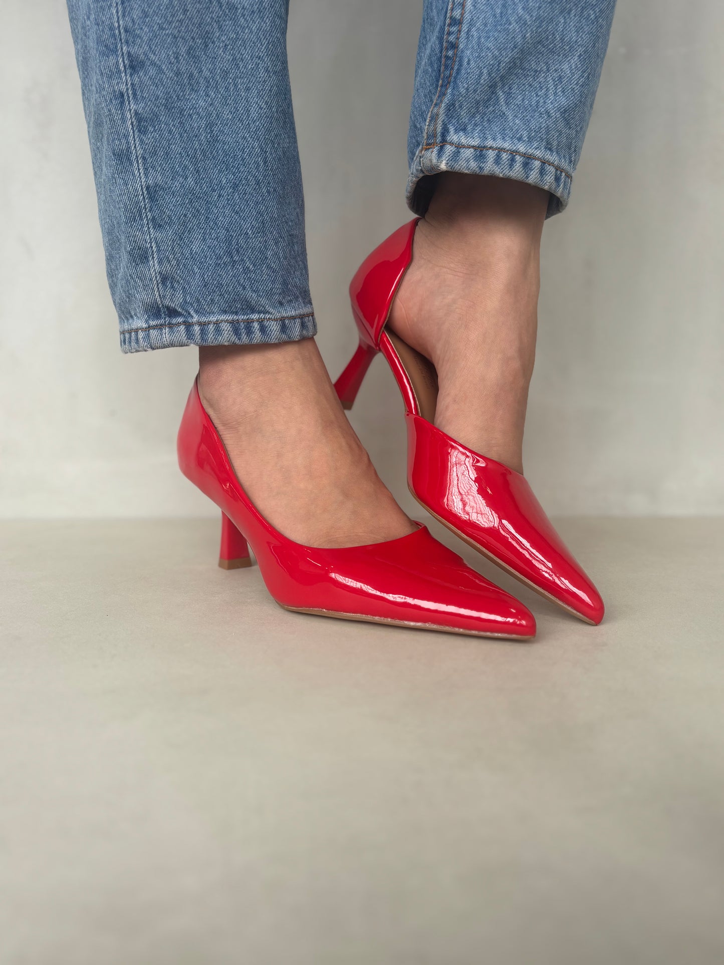 14425 – Zapatos de Tacón Rojos en Charol con Punta Fina