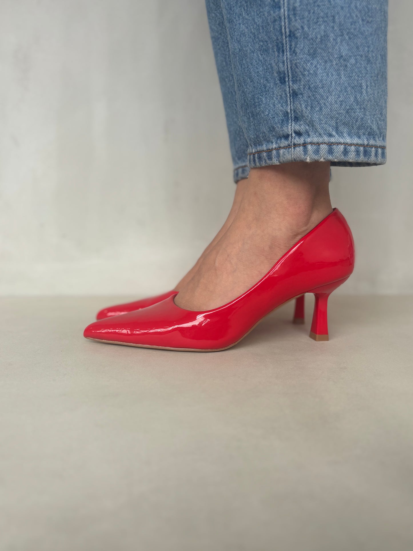 14425 – Zapatos de Tacón Rojos en Charol con Punta Fina