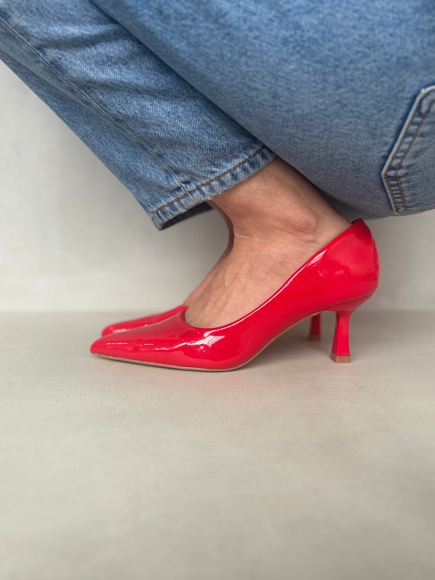 14425 – Zapatos de Tacón Rojos en Charol con Punta Fina