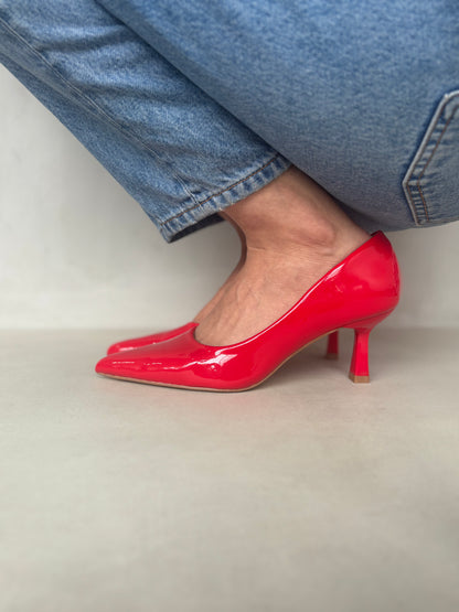 14425 – Zapatos de Tacón Rojos en Charol con Punta Fina