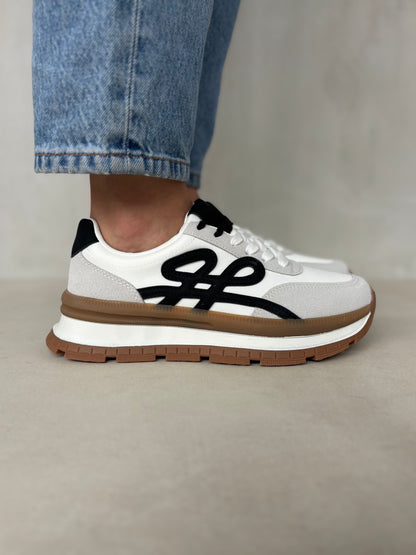 14436 – Tenis Blancos con Detalles Negros y Suela Bicolor