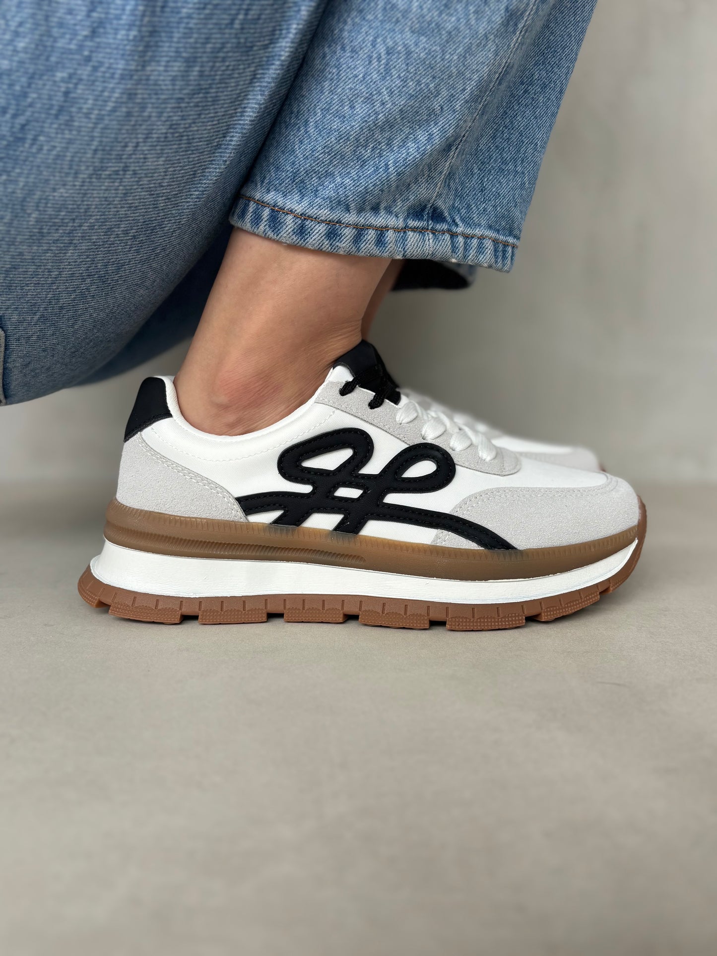 14436 – Tenis Blancos con Detalles Negros y Suela Bicolor