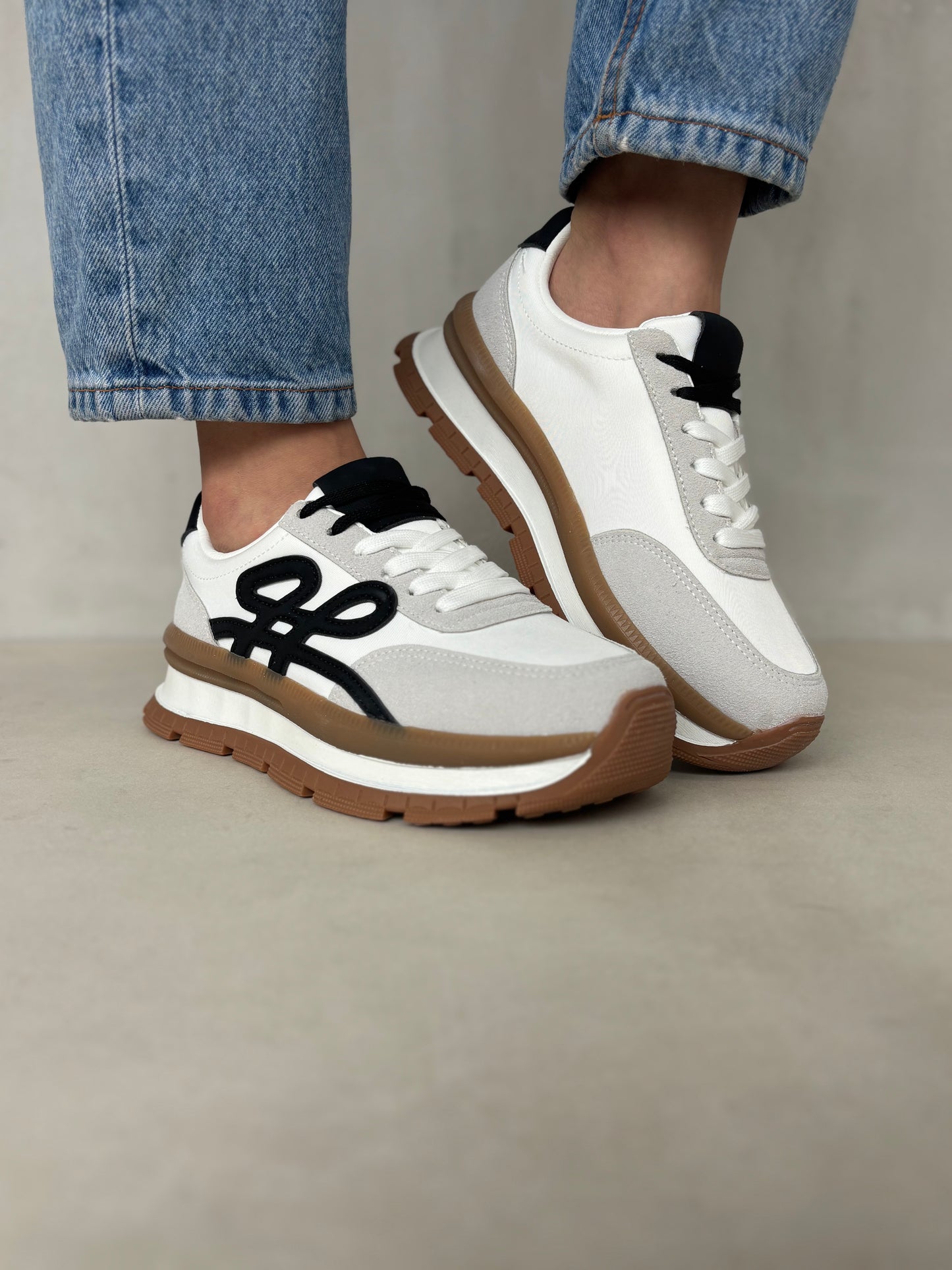 14436 – Tenis Blancos con Detalles Negros y Suela Bicolor