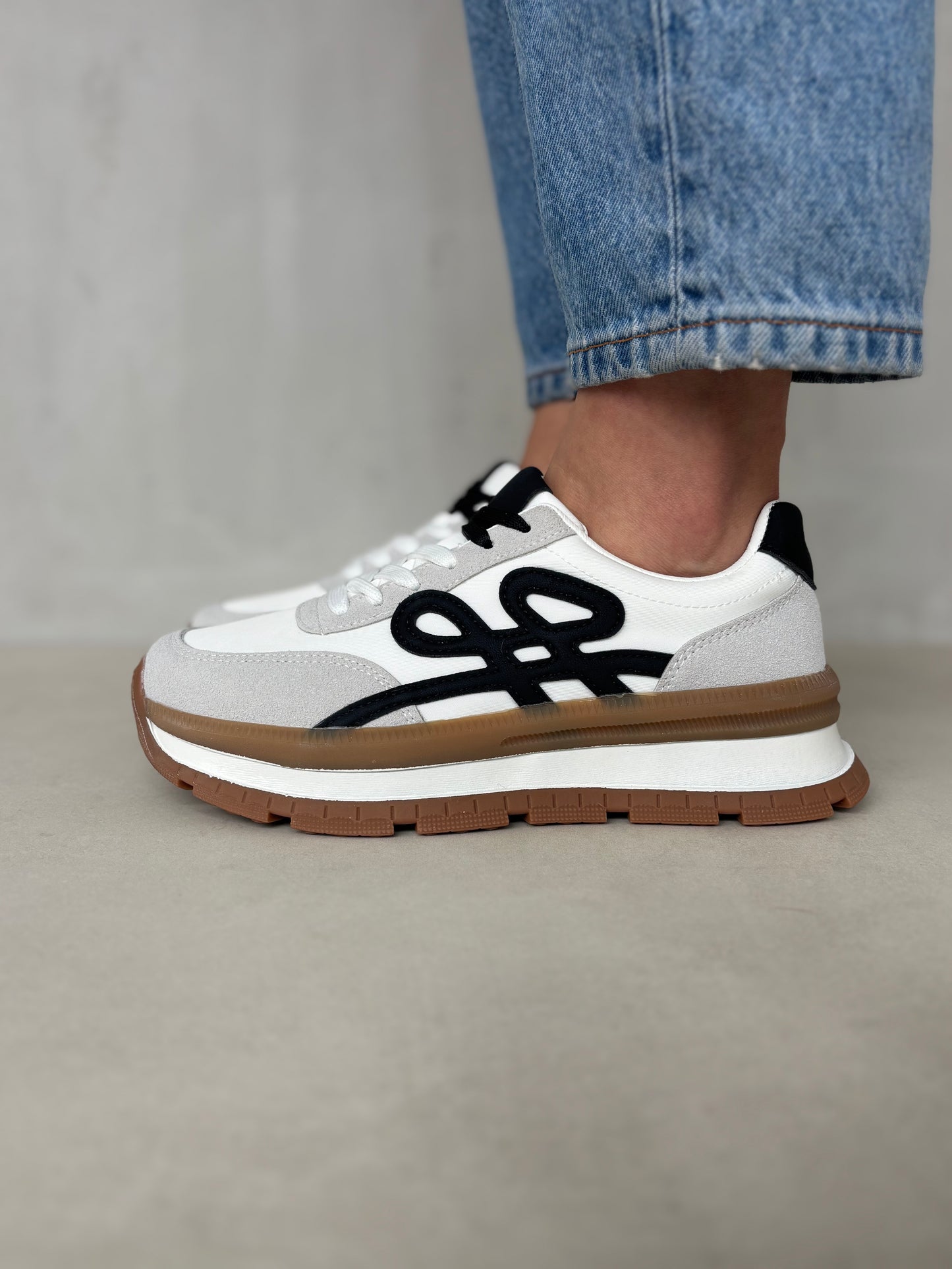 14436 – Tenis Blancos con Detalles Negros y Suela Bicolor