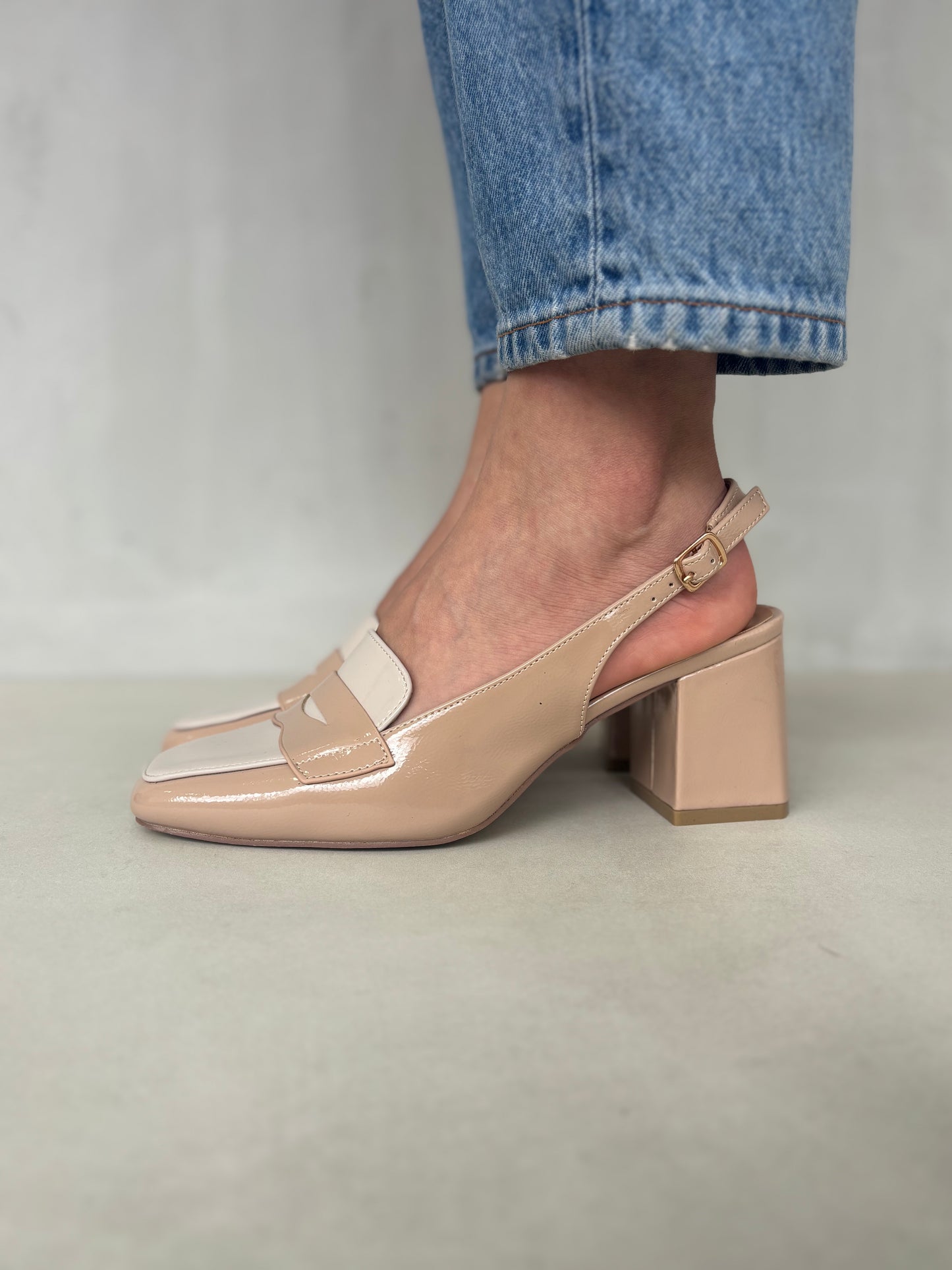 14431 – Tacones Beige y Blanco con Diseño Tipo Mocasín