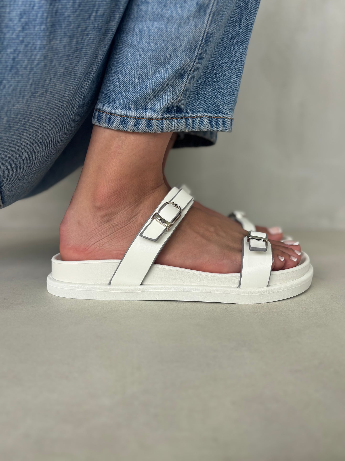 14487 – Sandalias Blancas con Doble Hebilla y Suela Ergonómica