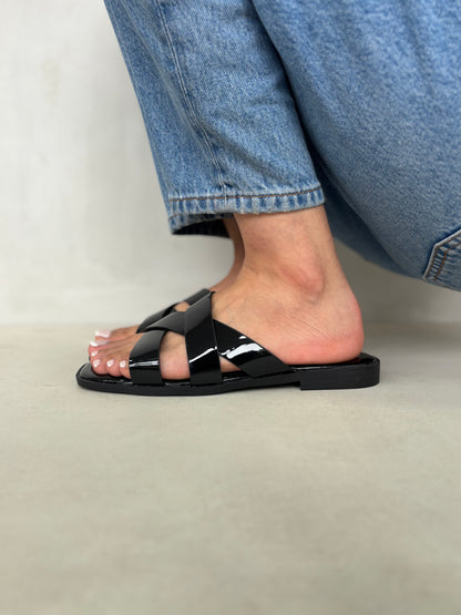 14413 – Sandalias Negras Charol con Tiras Cruzadas