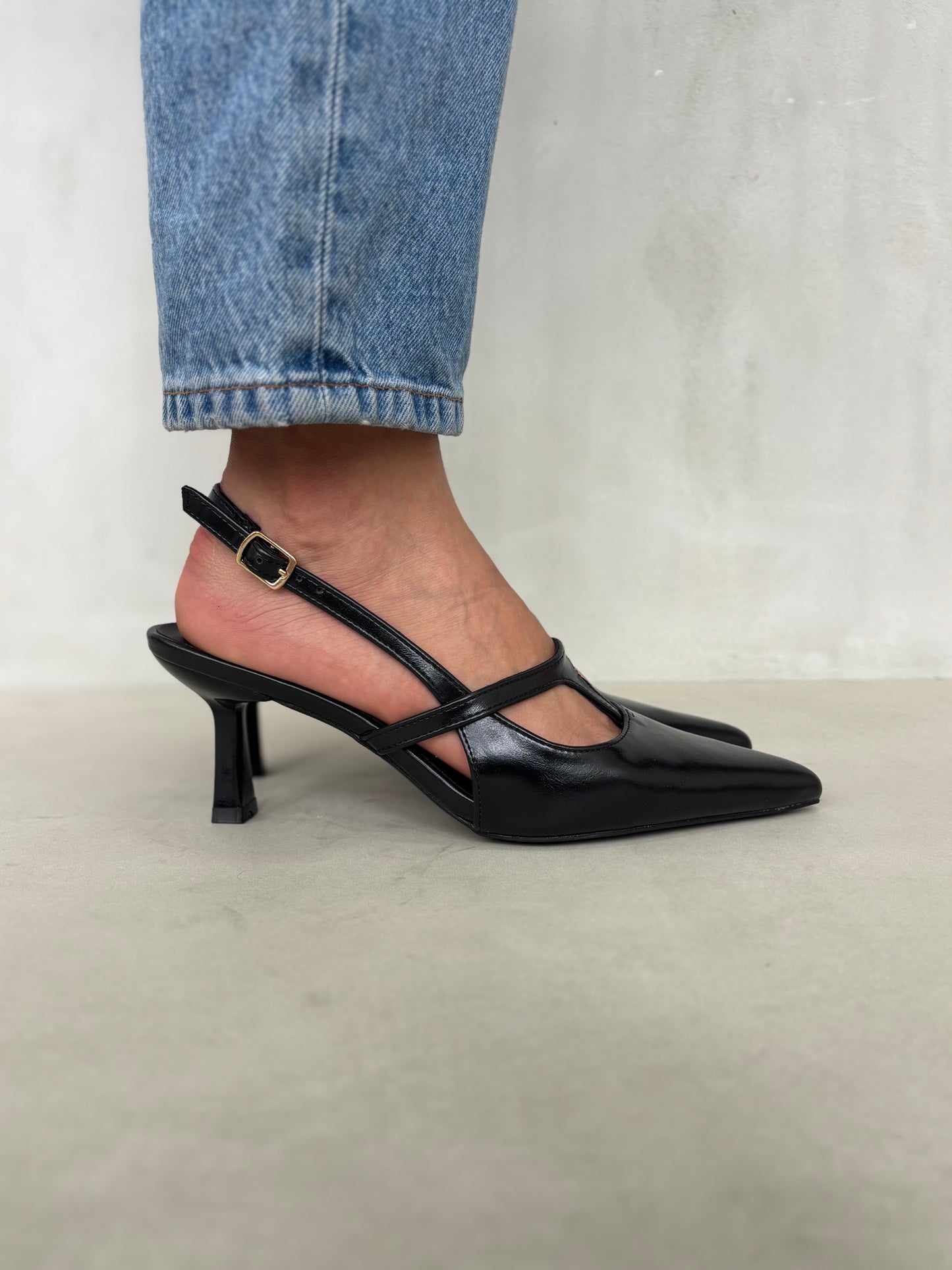 14426 – Zapatos Negros de Tacón Medio con Correa Cruzada