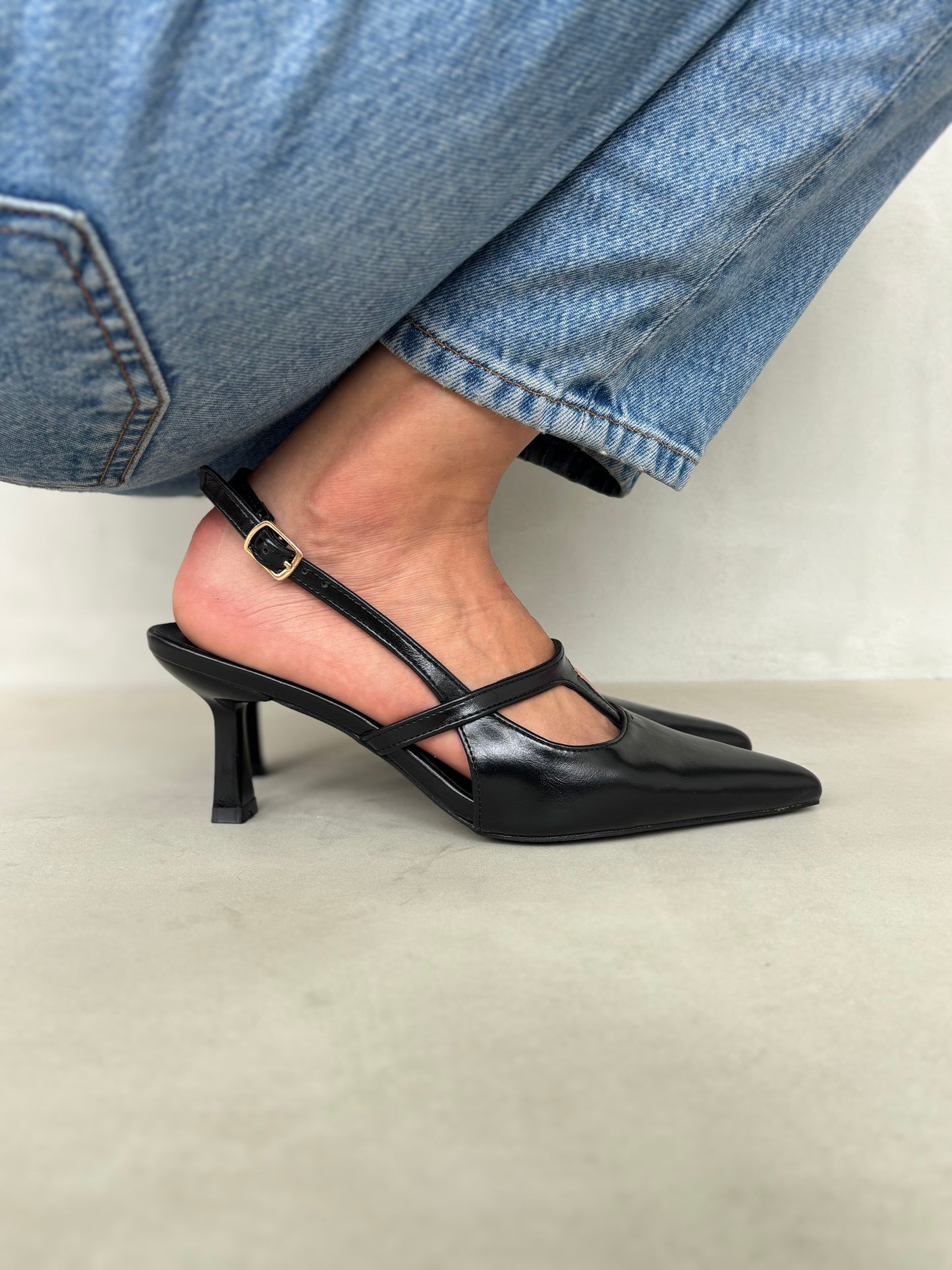 14426 – Zapatos Negros de Tacón Medio con Correa Cruzada