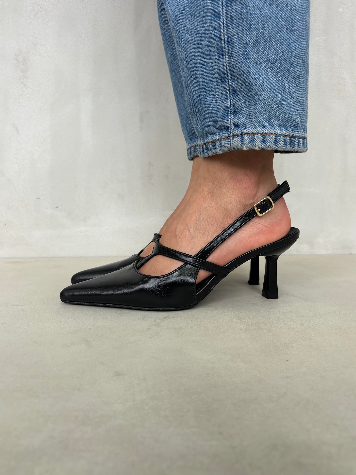 14426 – Zapatos Negros de Tacón Medio con Correa Cruzada