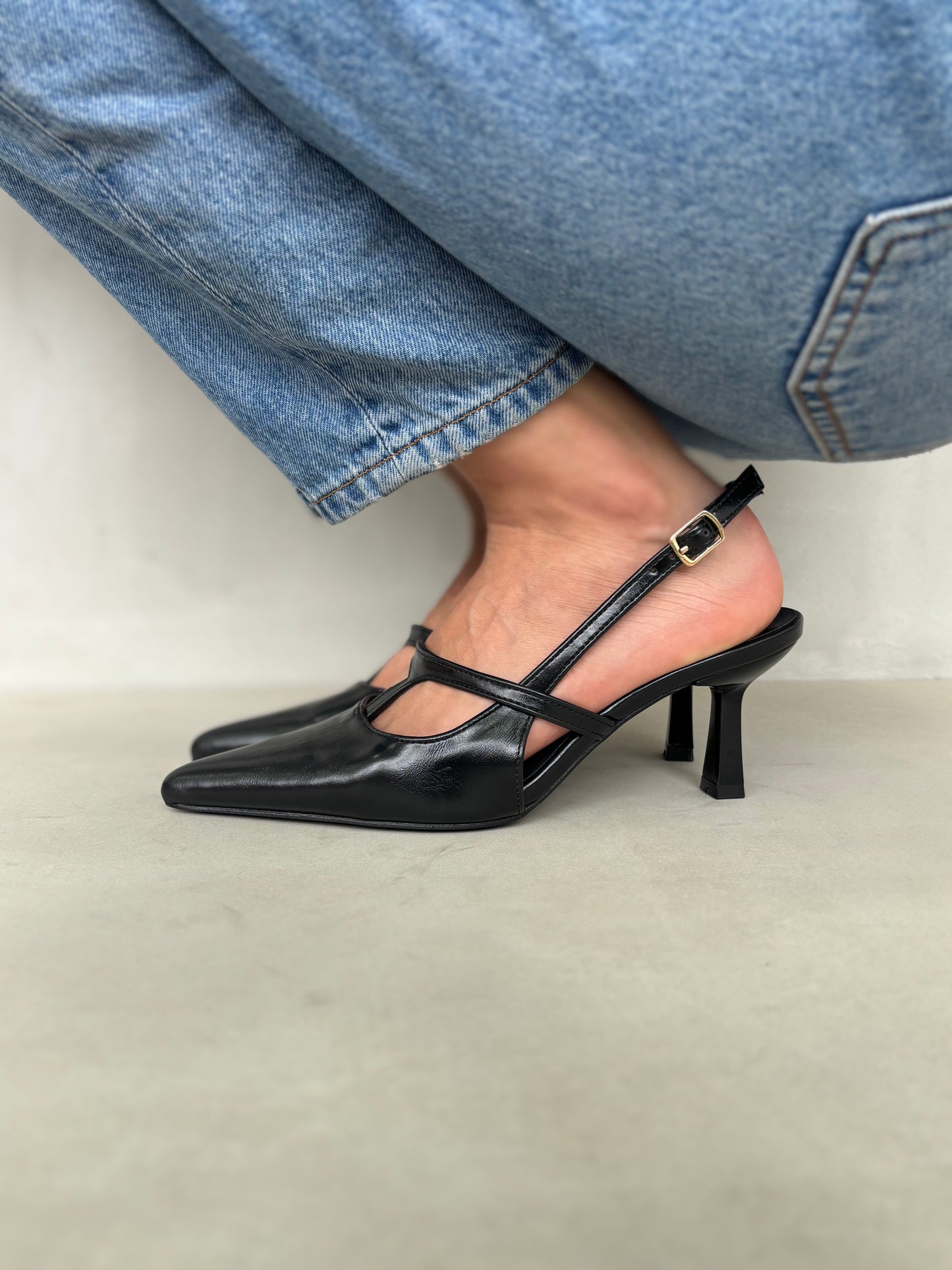 14426 – Zapatos Negros de Tacón Medio con Correa Cruzada