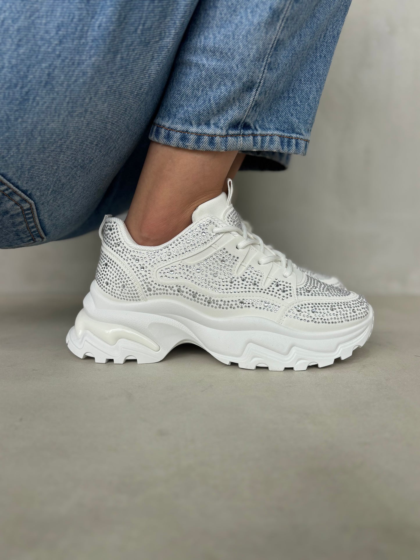 14440 – Zapatillas Blancas con Brillos y Suela Chunky