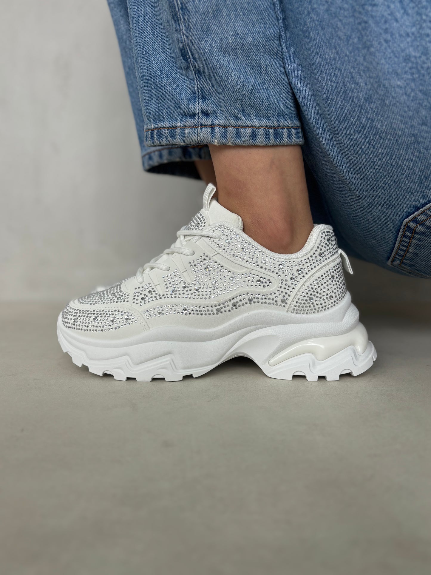 14440 – Zapatillas Blancas con Brillos y Suela Chunky