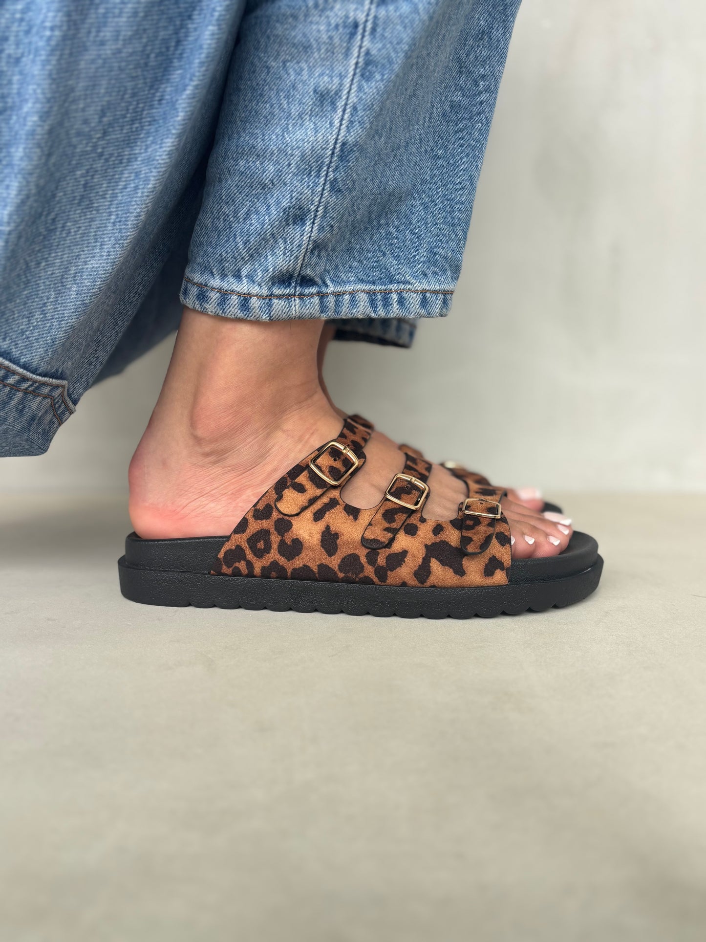 14422 – Sandalias Leopardo con Triple Hebilla y Suela Acolchonada